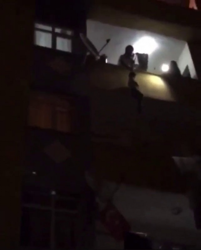 Evde unutulan anahtar için çocuğunu sarkıttı